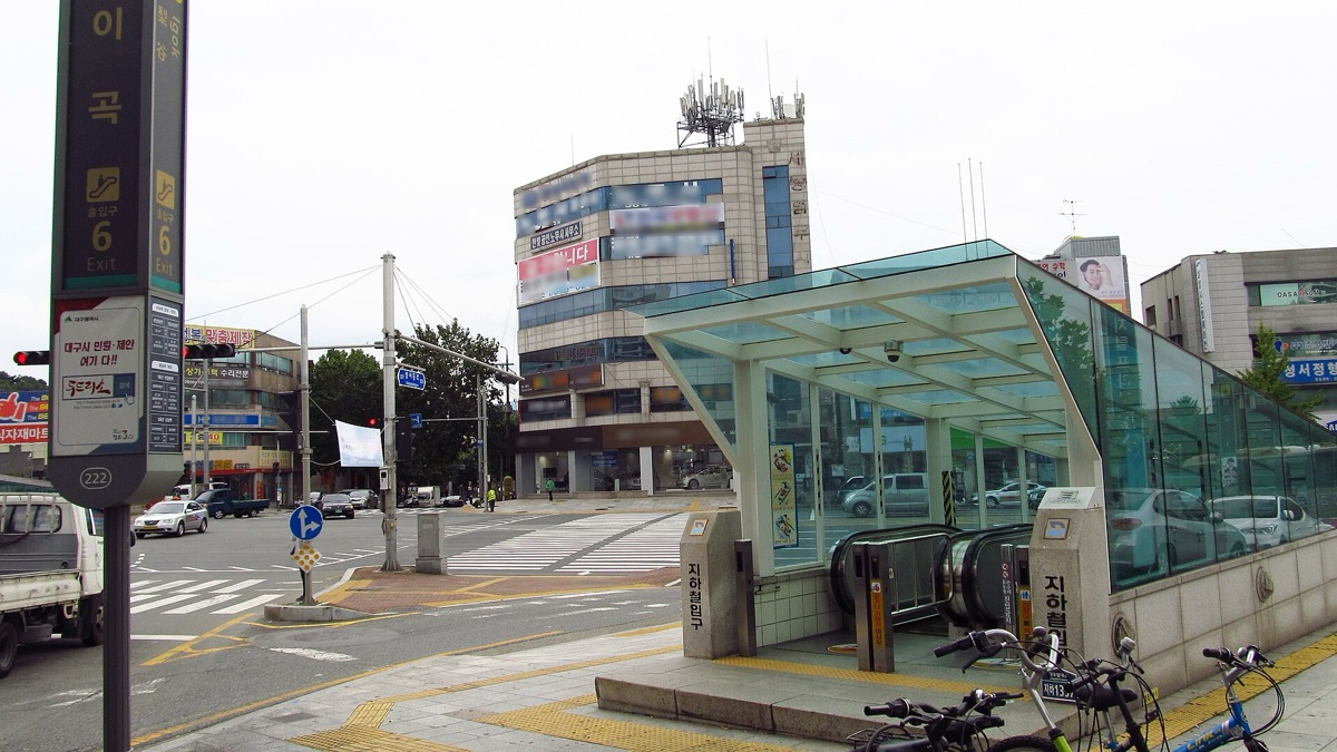 대구 도시철도 2호선 이곡역 출입구